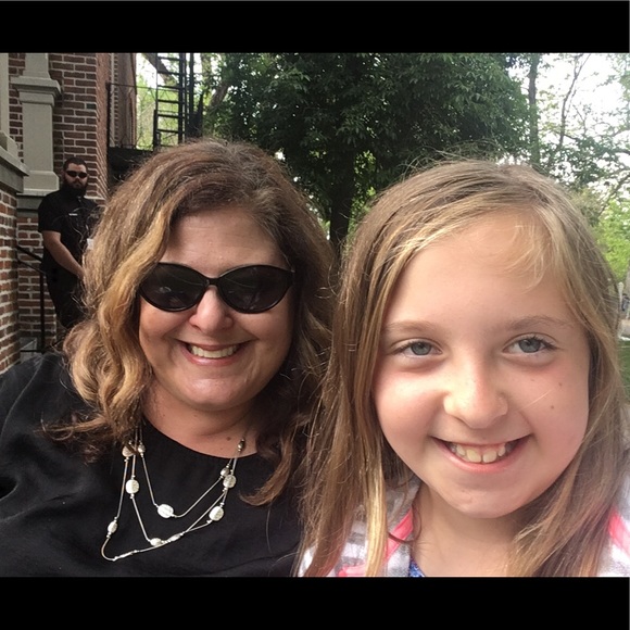 Meet your Poshers, Jodi and Casey - Picture 2 of 5